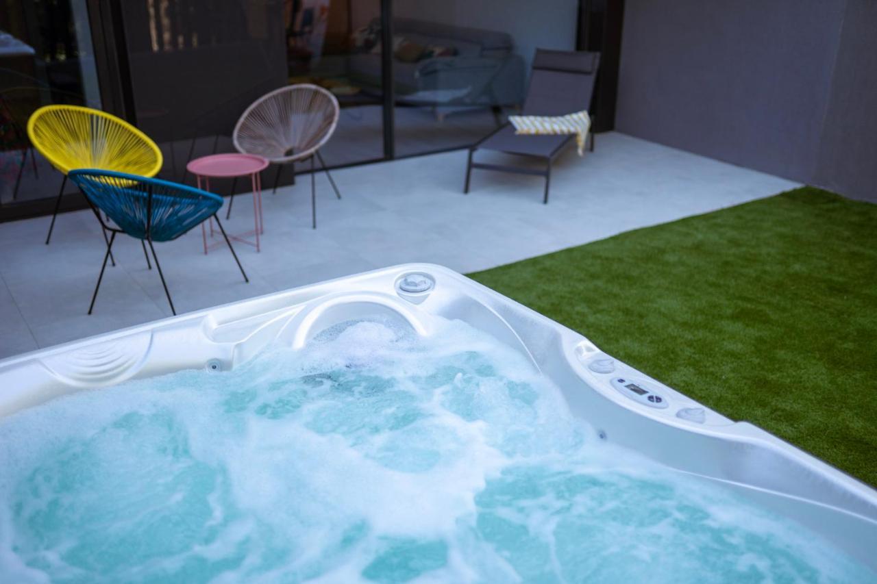 발리타드벨레즈 Casa De Nero - Premium House With Jacuzzi Next To Golf Course 빌라 외부 사진